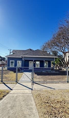 4-bedroom rental at 800 W Russell Pl in San Antonio TX