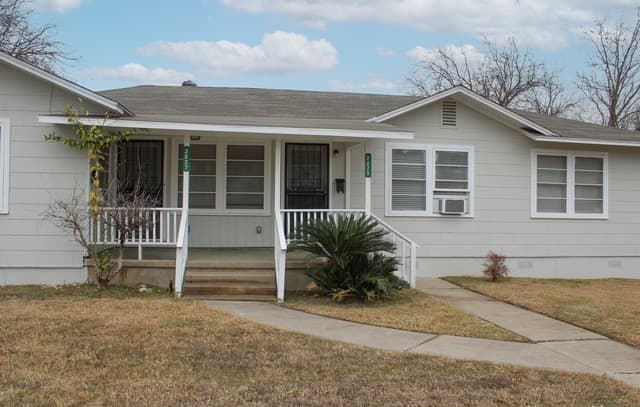 2-bedroom rental at 2825 W Woodlawn Ave in San Antonio TX