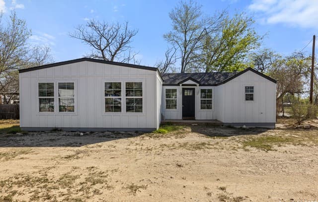 3-bedroom rental at 362 Avenue J in Poteet TX
