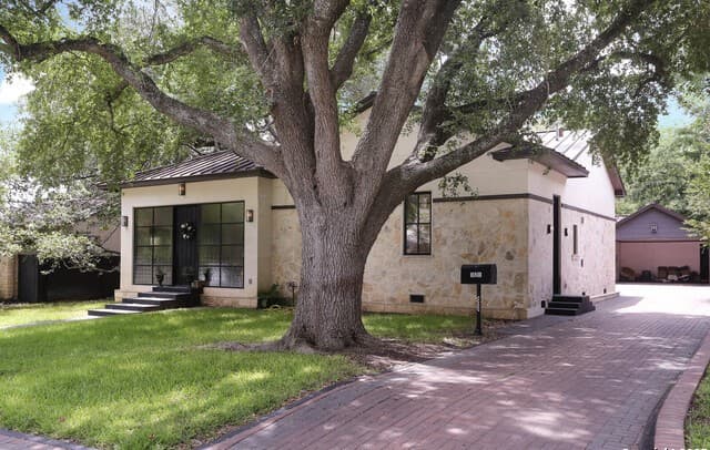 4-bedroom rental at 182 E Edgewood Pl in Alamo Heights TX