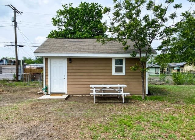 1-bedroom rental at 107 W Jewell St Unit BLDG B in San Antonio TX