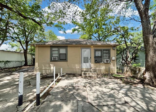1-bedroom rental at 413 E Courtland Pl Unit 4 in San Antonio TX
