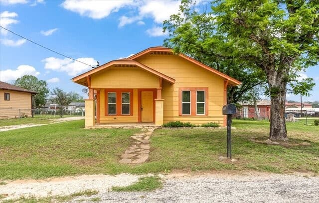 3-bedroom rental at 1408 8th St in Floresville TX