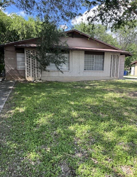 2-bedroom rental at 863 E Sunshine Dr in San Antonio TX