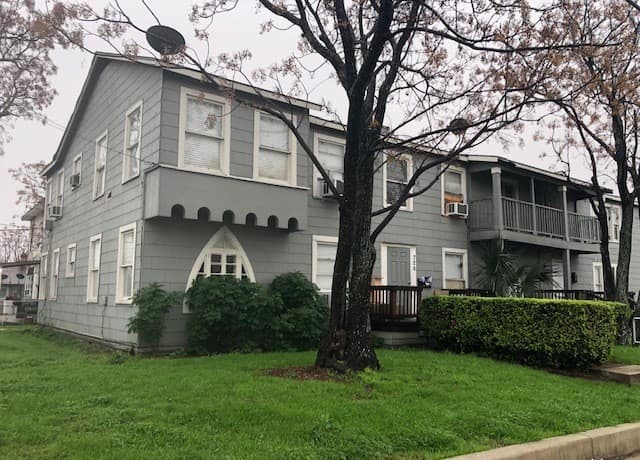 1-bedroom rental at 726 E Grayson St Unit 4 in San Antonio TX