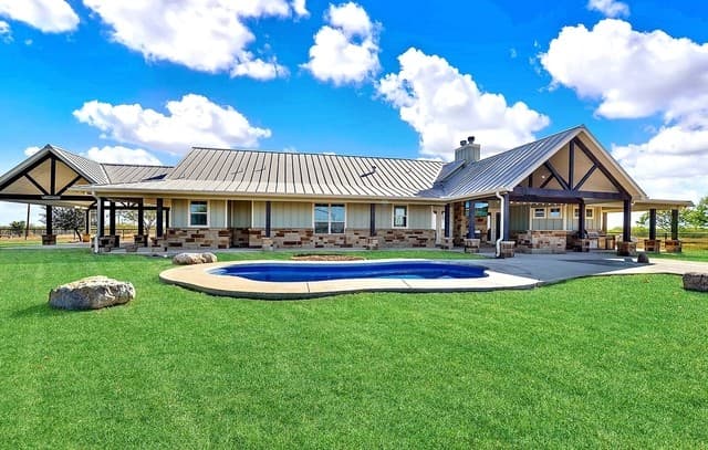 4-bedroom rental at 3498 County Road 215 in Falls City TX