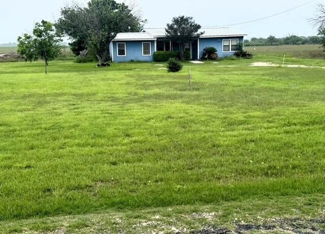 3-bedroom rental at 1093 E County Road 5718 in Natalia TX