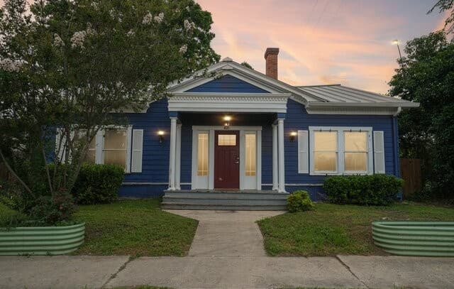 2-bedroom rental at 821 E Quincy St in San Antonio TX