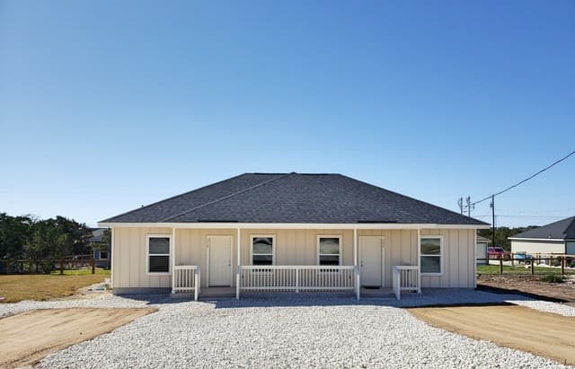 2-bedroom rental at 208 Crestview Ln in Spring Branch TX