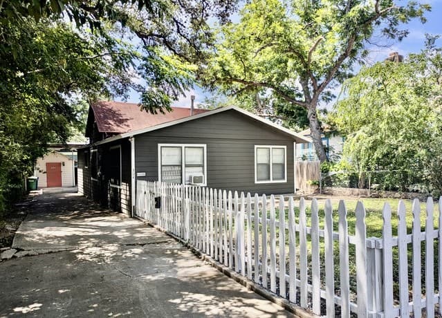 3-bedroom rental at 304 E Mistletoe in San Antonio TX