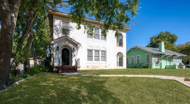 2-bedroom rental at 331 W Elsmere Pl Unit 102 in San Antonio TX