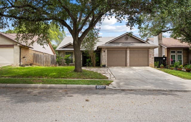 3-bedroom rental at 8007 Forest Crossing in Live Oak TX