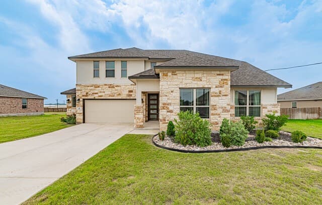 5-bedroom rental at 109 Willow Oak Trl in Floresville TX