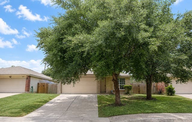 3-bedroom rental at 6915 Cutting Crk in San Antonio TX