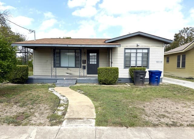 2-bedroom rental at 319 Harding Pl Unit 2 in San Antonio TX