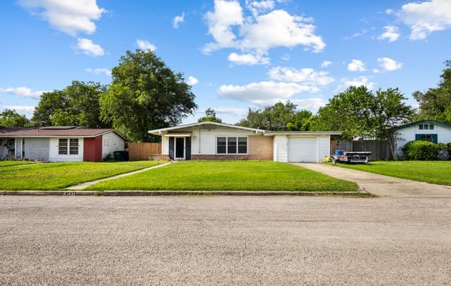 3-bedroom rental at 230 Brettonwood Dr in San Antonio TX
