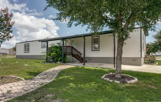 3-bedroom rental at 7151 Woodlake Pkwy Unit 271 in San Antonio TX