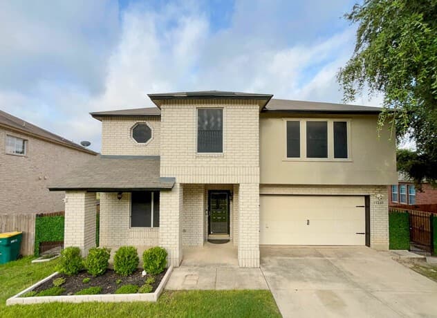 4-bedroom rental at 11205 Forest Pass Ct in Live Oak TX