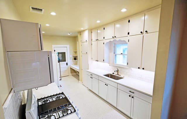 2-bedroom rental at 412 E Myrtle St in San Antonio TX
