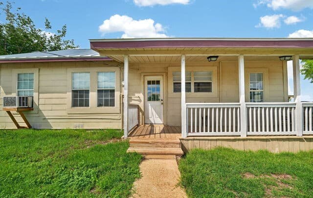 2-bedroom rental at 3021 County Road 467 in Devine TX