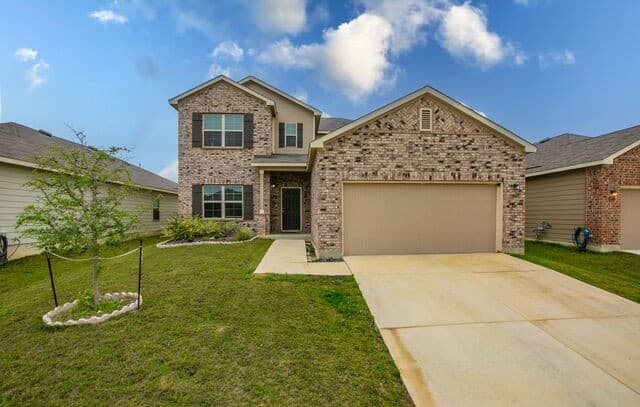 4-bedroom rental at 7045 Vista Loop in Live Oak TX