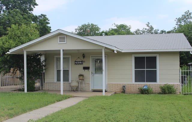 3-bedroom rental at 3627 W Poplar in San Antonio TX