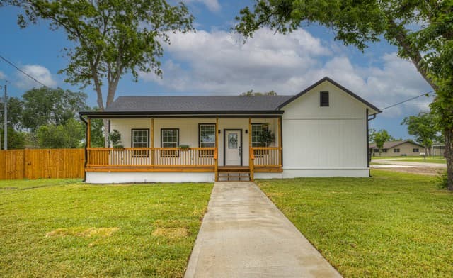 4-bedroom rental at 312 N Lavernia in Marion TX