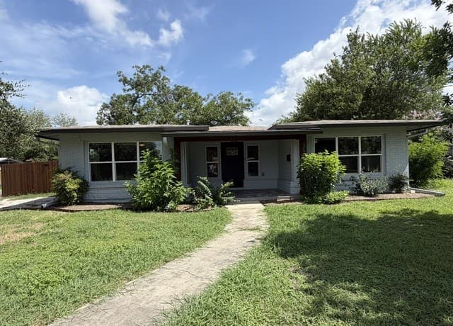 3-bedroom rental at 2555 W Kings Hwy in San Antonio TX