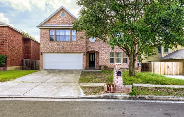 4-bedroom rental at 11208 Forest Pass in Live Oak TX