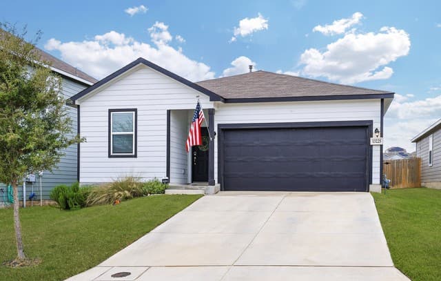 3-bedroom rental at 13225 Hagerd Loop in St Hedwig TX