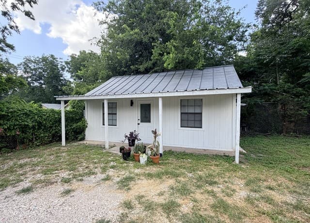 1-bedroom rental at 1121 Essex St Unit 3 in San Antonio TX