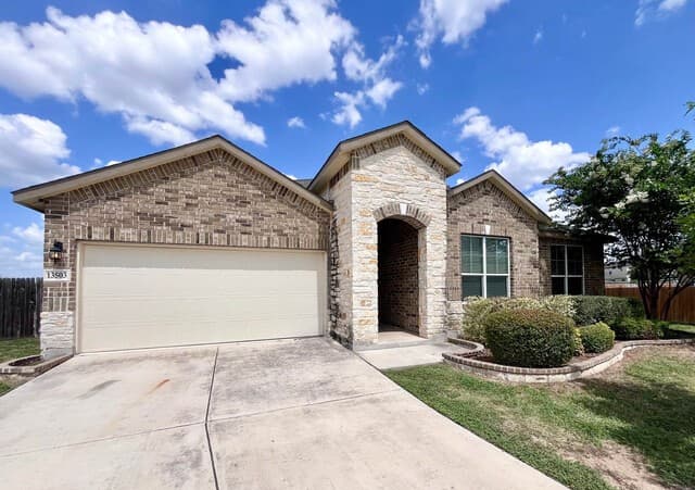 5-bedroom rental at 13503 Jack Heights in San Antonio TX