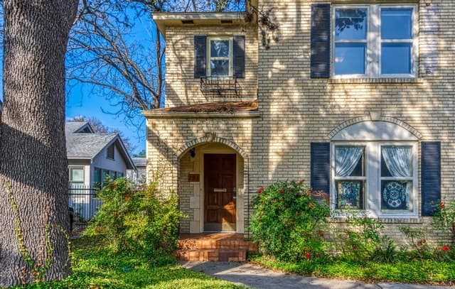 2-bedroom rental at 251 E Rosewood Ave Unit 2 in San Antonio TX