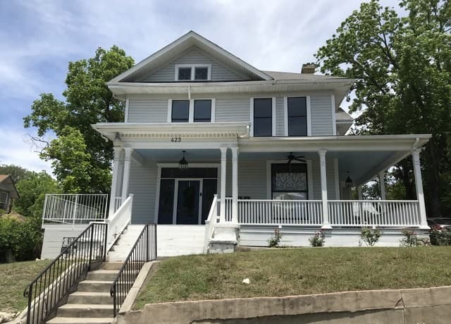 3-bedroom rental at 423 W Craig Pl Unit 2 in San Antonio TX