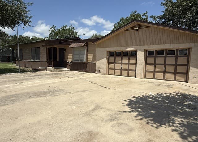 3-bedroom rental at 718 W Elwood St in Falls City TX