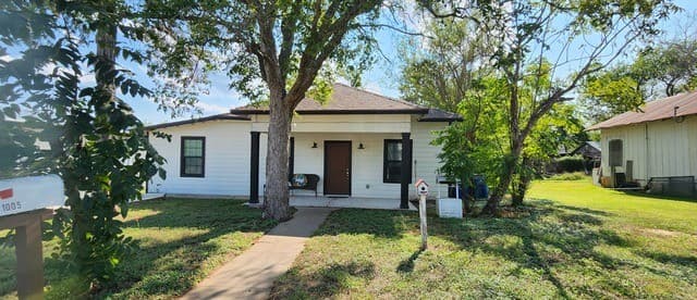 3-bedroom rental at 1005 3rd St in Floresville TX