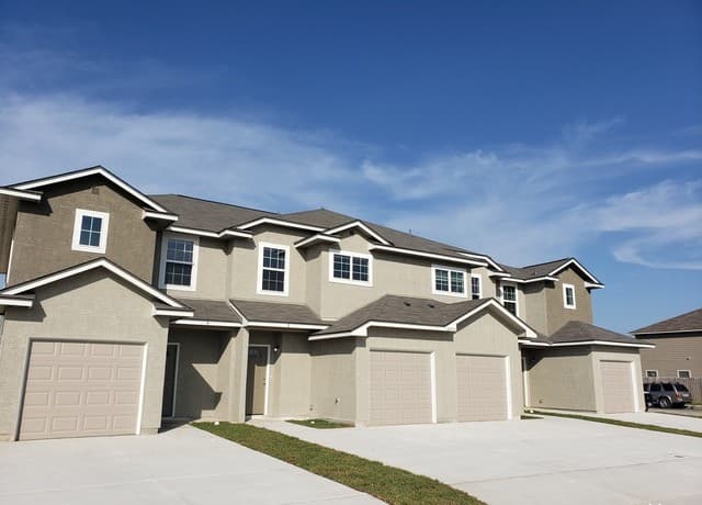 3-bedroom rental at 16914 Showdown Path Unit 2 in Selma TX