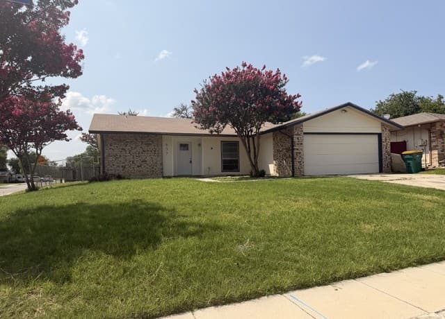 3-bedroom rental at 637 Jamie Sue Dr in Converse TX