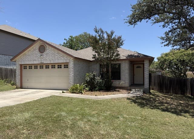 3-bedroom rental at 15843 N Kenna Mist in San Antonio TX