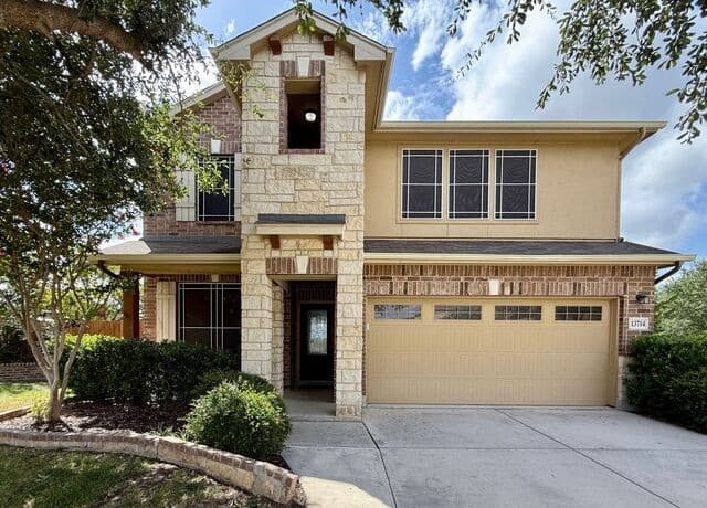 5-bedroom rental at 13714 Altamirano in Live Oak TX
