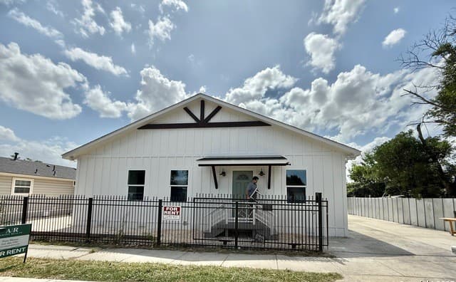 2-bedroom rental at 207 Meridian Ave Unit 102 in San Antonio TX