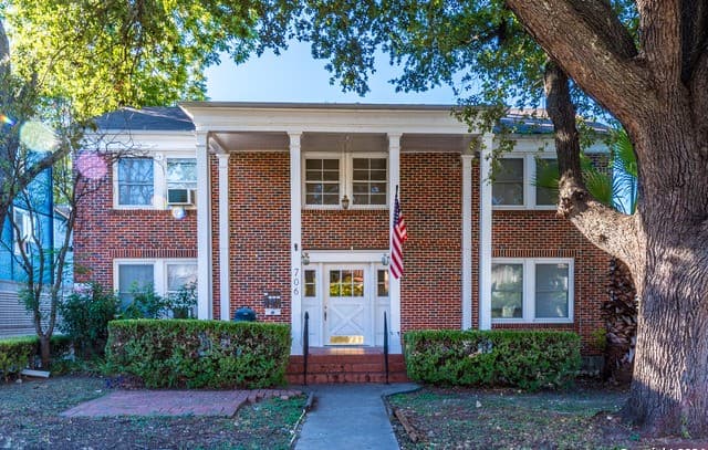 1-bedroom rental at 706 W French Pl Unit 3 in San Antonio TX